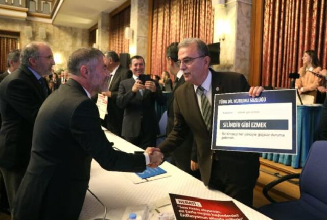 CHP'li vekiller Bakan Nebati'yi protestolarla karşıladı! Dövizlerde bugüne kadar yaptığı tüm açıklamalar yer aldı CHP'li vekiller Bakan Nebati'yi protestolarla karşıladı! Dövizlerde bugüne kadar yaptığı tüm açıklamalar yer aldı
