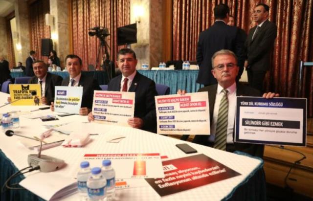 CHP'li vekiller Bakan Nebati'yi protestolarla karşıladı! Dövizlerde bugüne kadar yaptığı tüm açıklamalar yer aldı CHP'li vekiller Bakan Nebati'yi protestolarla karşıladı! Dövizlerde bugüne kadar yaptığı tüm açıklamalar yer aldı