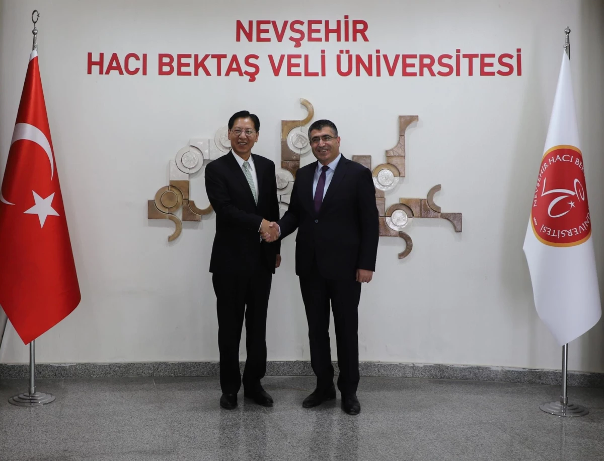 Çin\'in Ankara Büyükelçisi Liu, Nevşehir\'de Çince öğrenen öğrencilerle buluştu