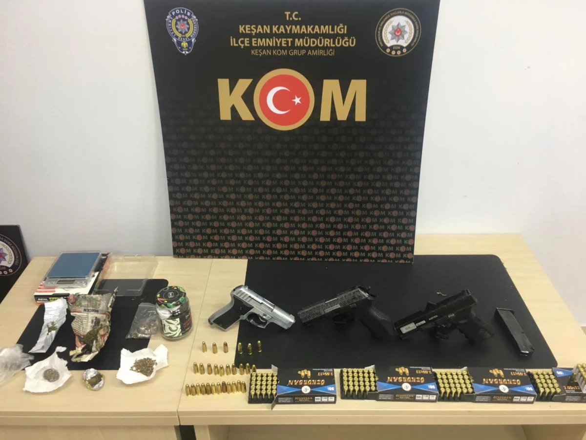 Edirne\'de ruhsatsız silah ve uyuşturucu ele geçirilen şüpheli gözaltına alındı