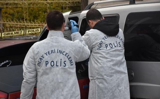 DURDURMAYA ÇALIŞTIĞI ARACI İLE OTOMOBİL ARASINDA SIKIŞARAK CAN VERDİ