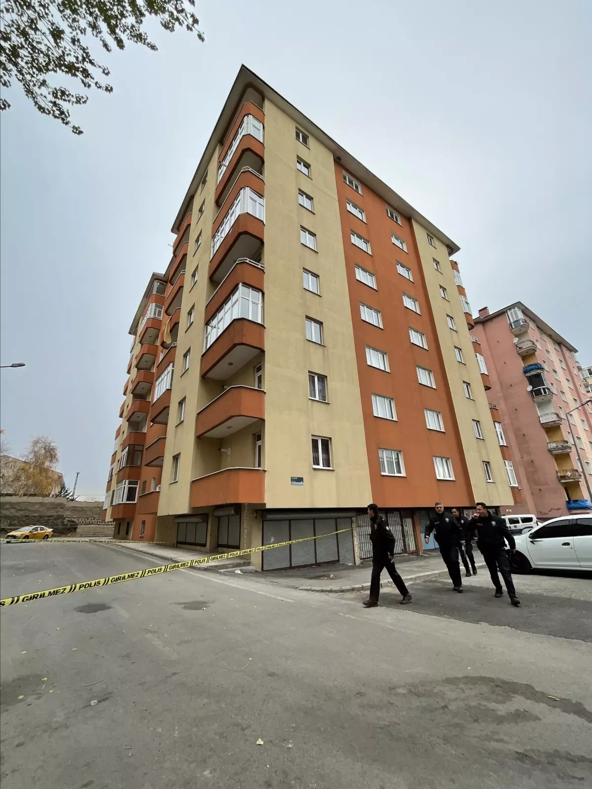 Yüksekten düşen genç kız öldü