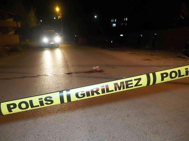Eski eşi tarafından sokak ortasında başından vuruldu Eski eşi tarafından sokak ortasında başından vuruldu