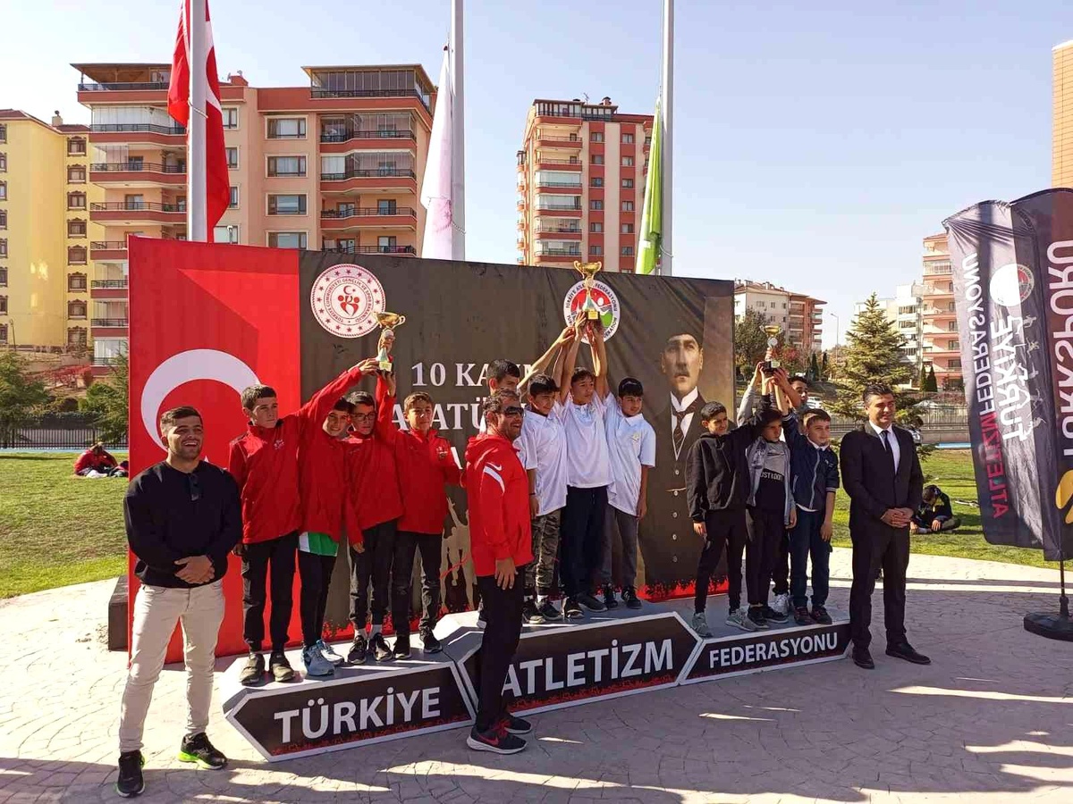 Eskişehirli sporcular 10 Kasım koşusunu dereceyle tamamladı
