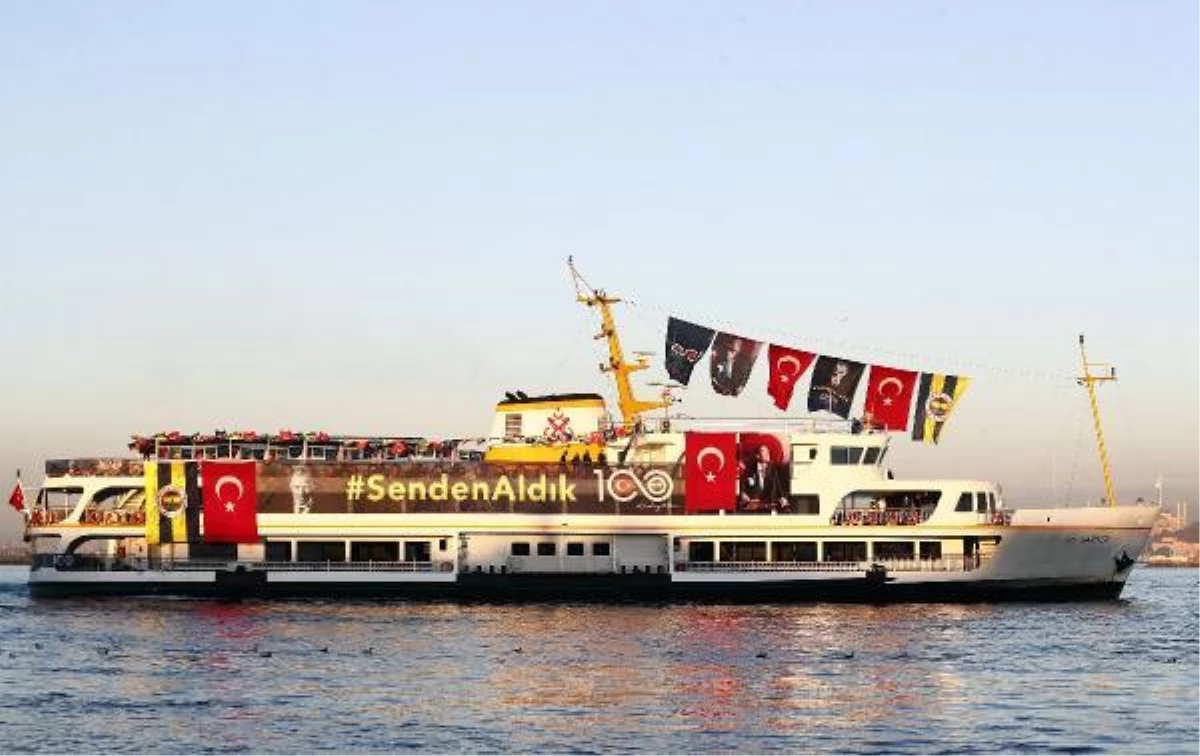 Fenerbahçe, Atatürk\'ü "10 Kasım Fenerbahçe Vapuru" ile Dolmabahçe Sarayı açıklarında andı