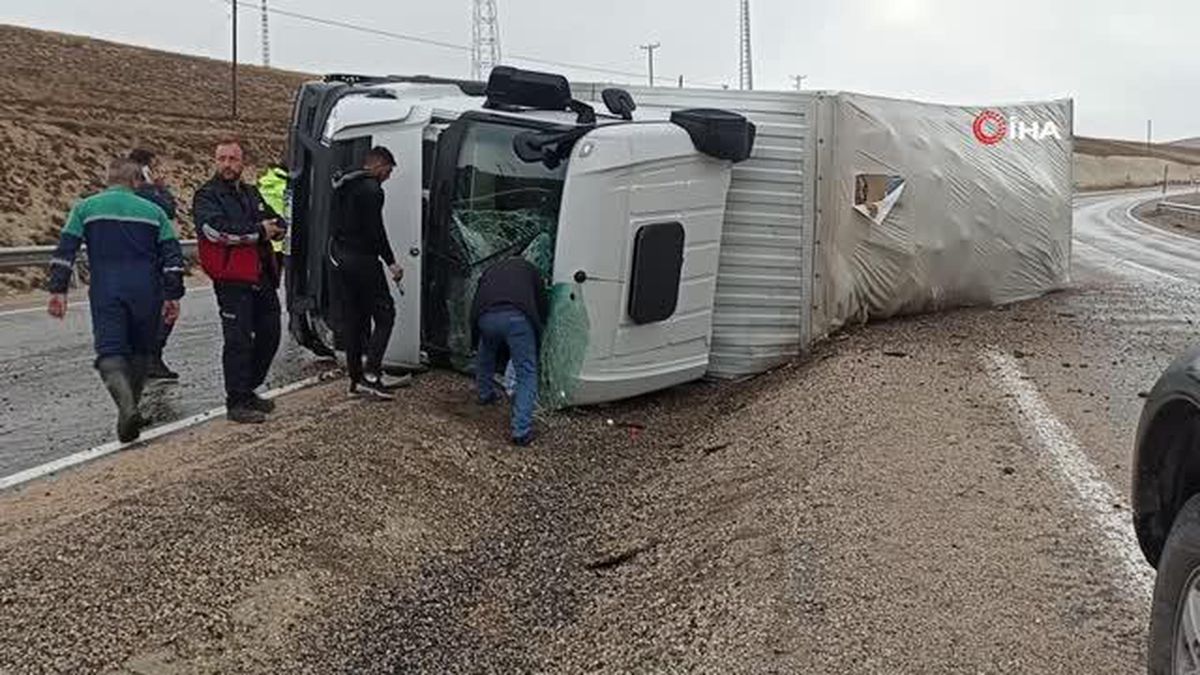 Gürün'de kamyon devrildi: 1 yaralı