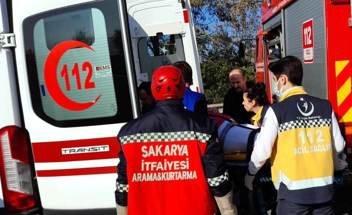 Hafif ticari araçla otomobil çarpıştı: 3 yaralı