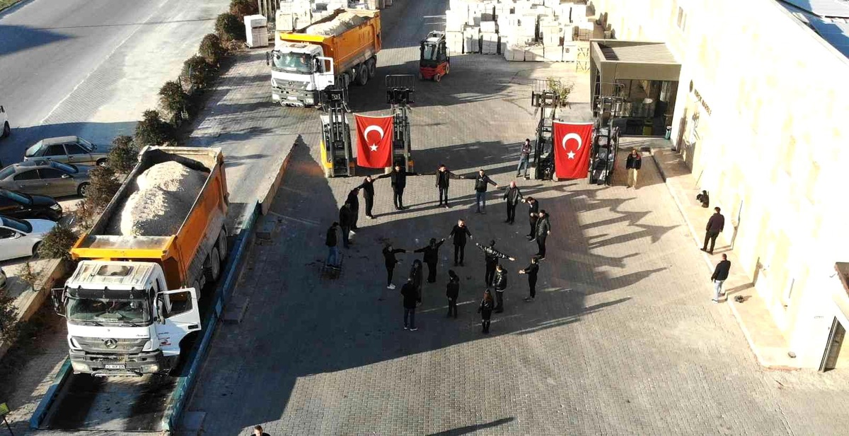 Hurok Marble çalışanları, Atatürk\'ü ay yıldız silüeti oluşturarak andı