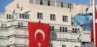 İnşaat işçilerinden iskelede Ata'ya saygı