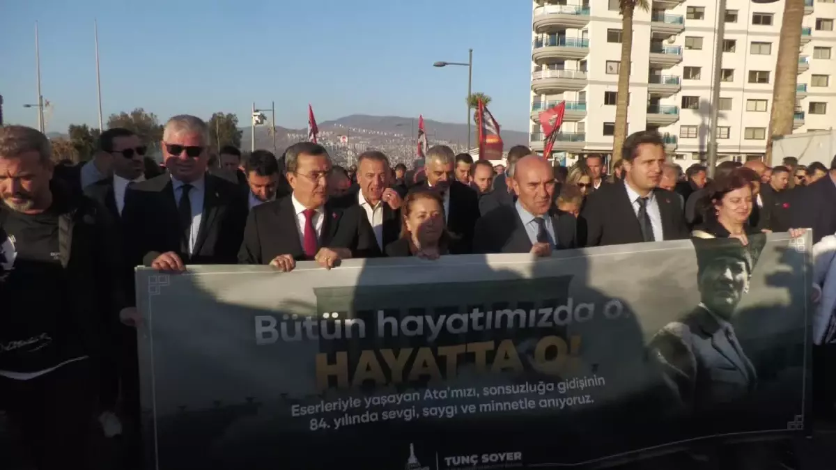 İzmir\'de 350 Metrelik Atatürk Resmiyle "Ata\'ya Saygı" Yürüyüşü