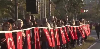 Kadıköy'de binlerce kişilik 'Ata'ya Saygı Zinciri' oluşturuldu