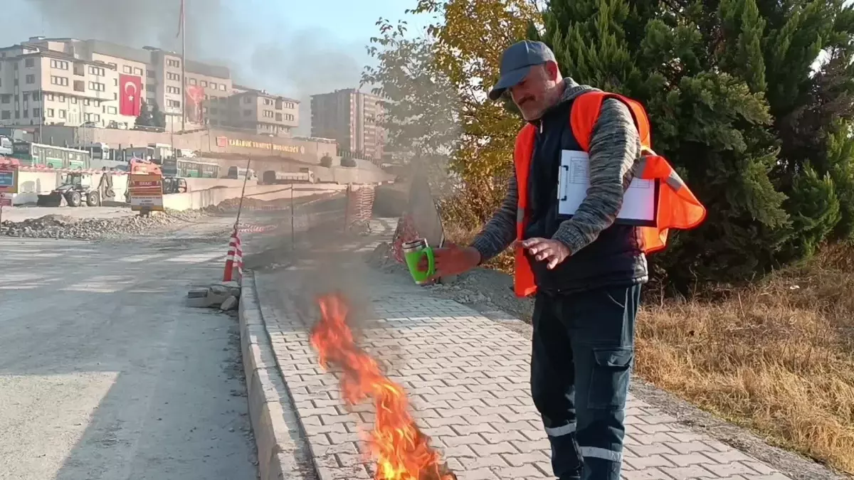 Karabük\'te Yol İnşaat İşçileri de Atatürk\'e Saygı Duruşunda Bulundu