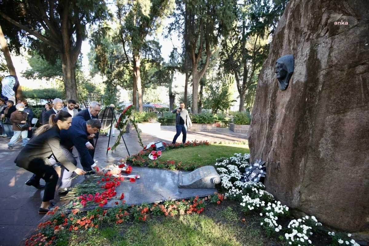 Karşıyaka\'da Zübeyde Hanım\'ın Anıt Mezarı\'na Karanfiller Bırakıldı