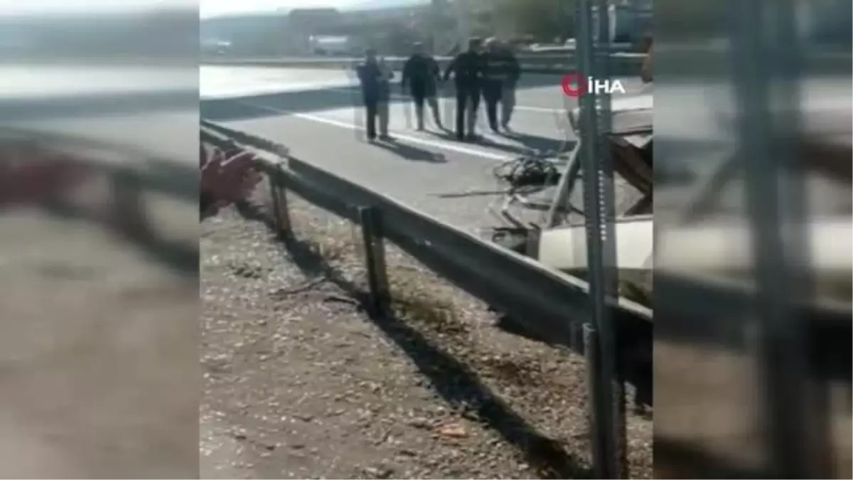 Kırmızı ışıkta bekleyen kamyona çarpan otomobil kağıt gibi ezildi: 1 yaralı