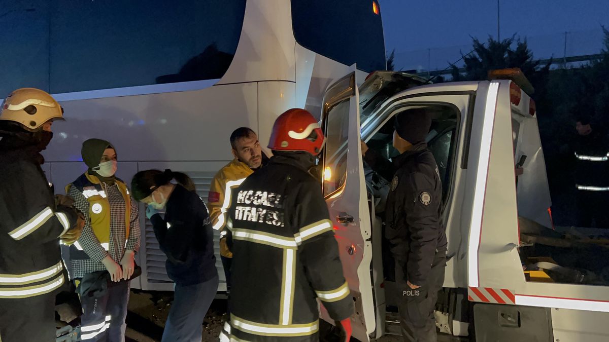 Kocaeli\'de çekicinin otobüse çarptığı kazada 1 kişi öldü, 1 kişi yaralandı