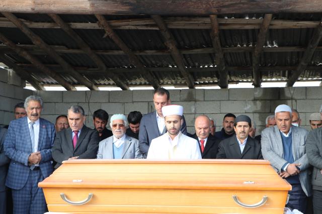Kuduz tanısıyla tedavi gördüğü hastanede ölen çocuğun cenazesi toprağa verildi
