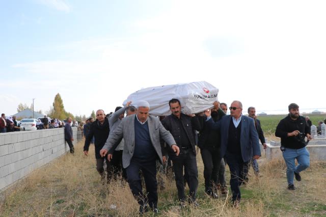 Kuduz tanısıyla tedavi gördüğü hastanede ölen çocuğun cenazesi toprağa verildi