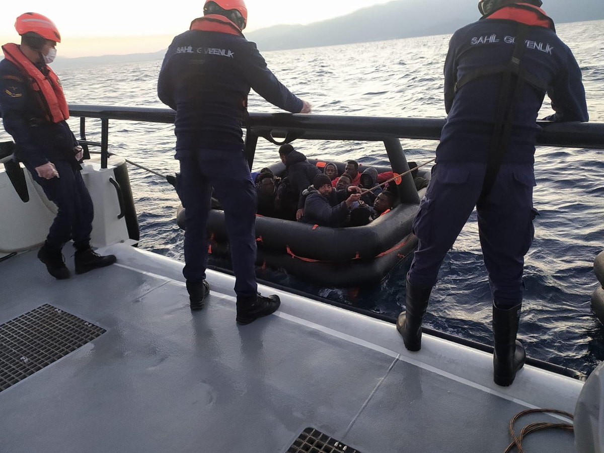 Kuşadası açıklarında 35 düzensiz göçmen kurtarıldı