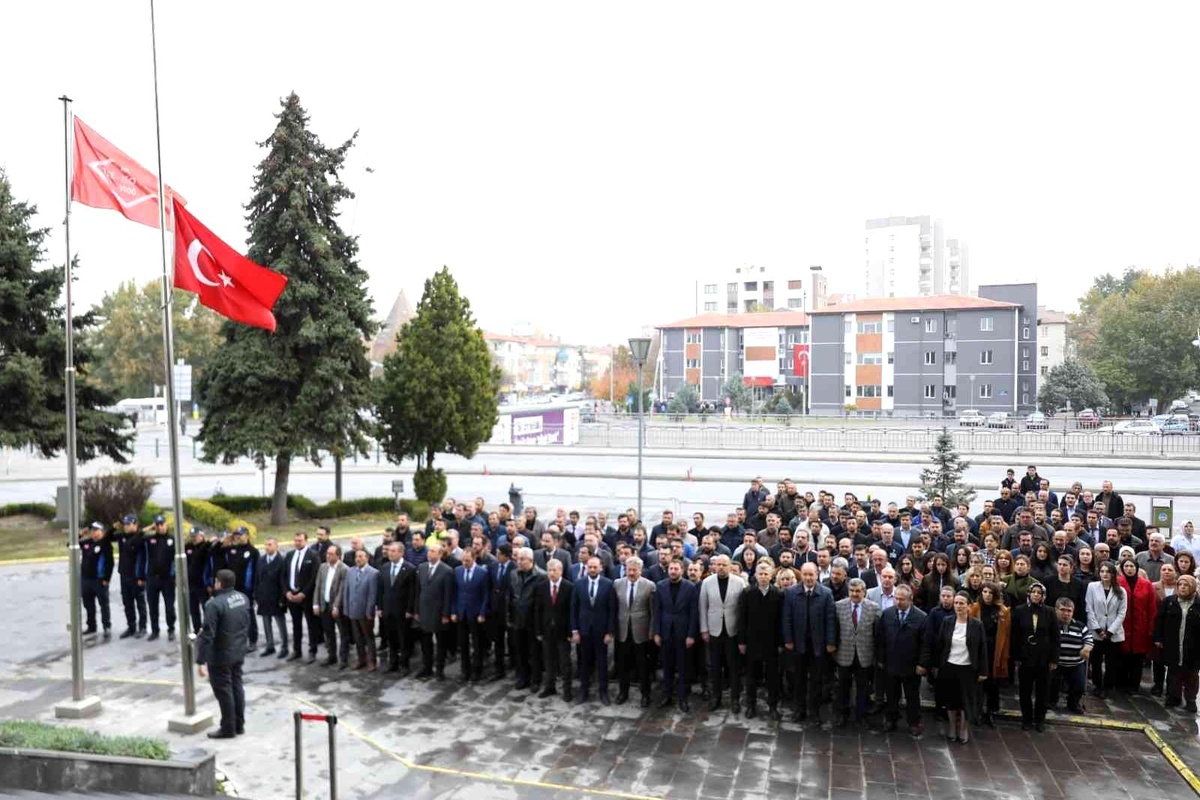 Melikgazi personelinden Ata\'ya saygı duruşu