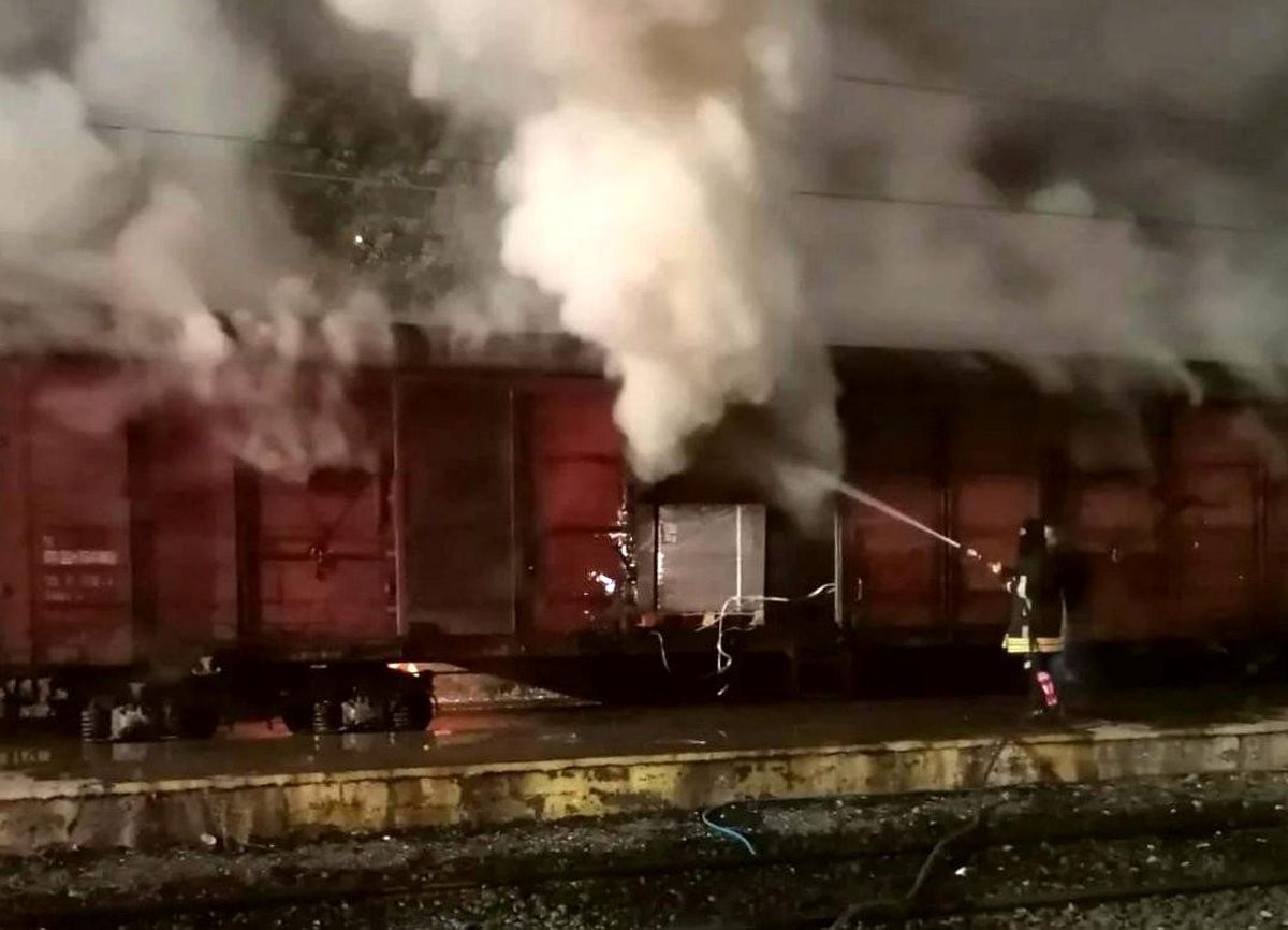 Osmaniye'de parke yüklü vagon yandı