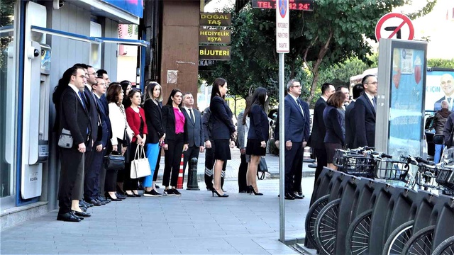 Saygı duruşu sırasında yaşanan zincirleme kazada 6 araç birbirine girdi Saygı duruşu sırasında yaşanan zincirleme kazada 6 araç birbirine girdi