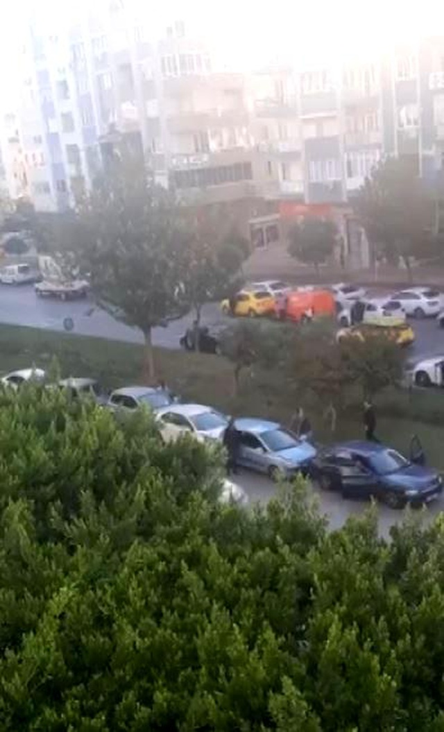Saygı duruşu sırasında yaşanan zincirleme kazada 6 araç birbirine girdi Saygı duruşu sırasında yaşanan zincirleme kazada 6 araç birbirine girdi