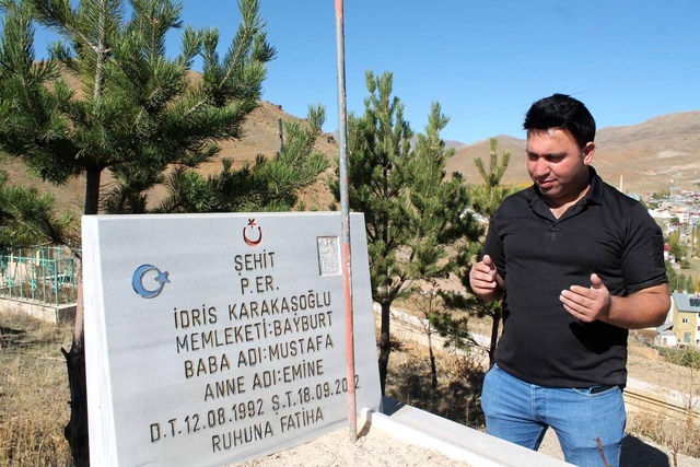 Acılı ağabey, şehit düşen kardeşinin bavulunu tam 10 yıl sonra açtı Acılı ağabey, şehit düşen kardeşinin bavulunu tam 10 yıl sonra açtı