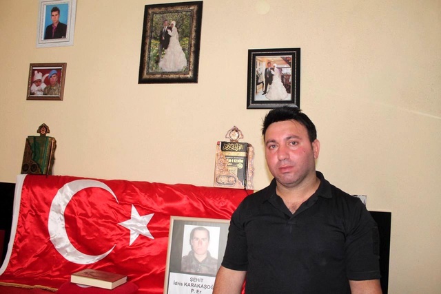 Acılı ağabey, şehit düşen kardeşinin bavulunu tam 10 yıl sonra açtı Acılı ağabey, şehit düşen kardeşinin bavulunu tam 10 yıl sonra açtı