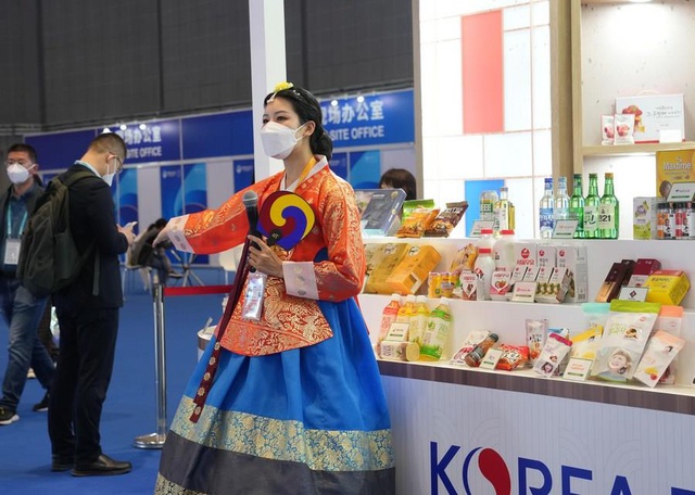 Shanghai'da Düzenlenen 5. Cııe'de Dünyanın Dört Bir Yanından Yiyecekler Sergileniyor