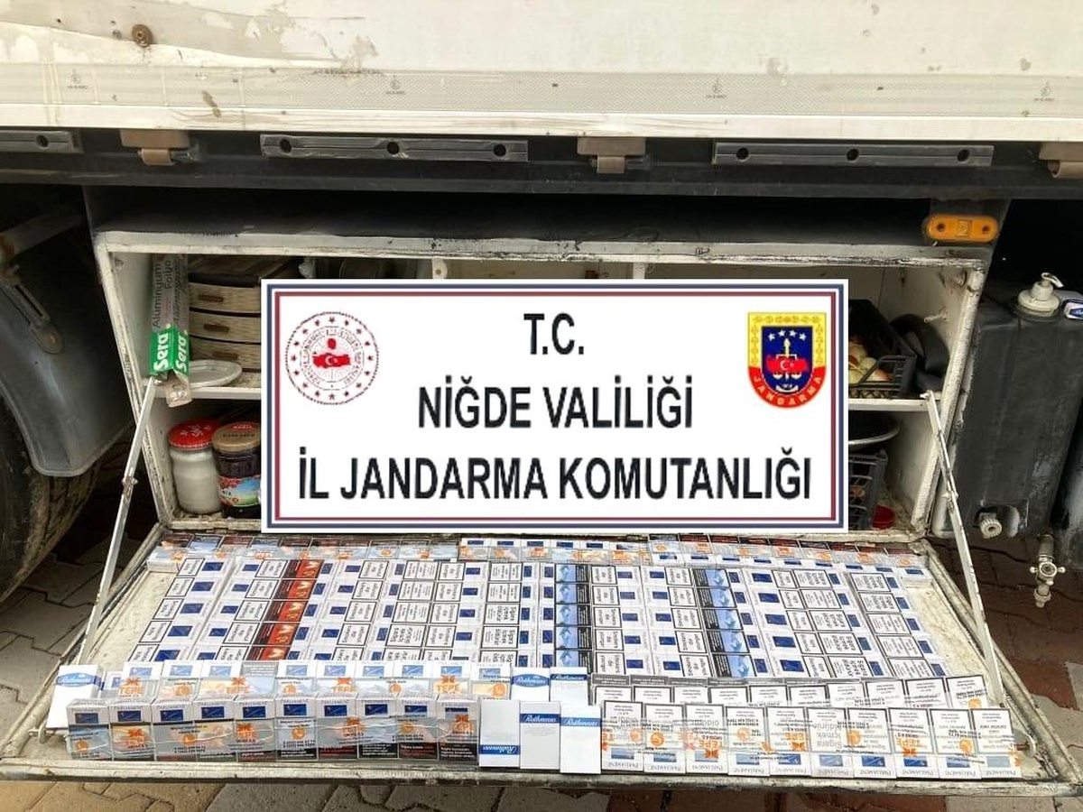 Sigara kaçakçıları yol kontrolünde yakayı ele verdi