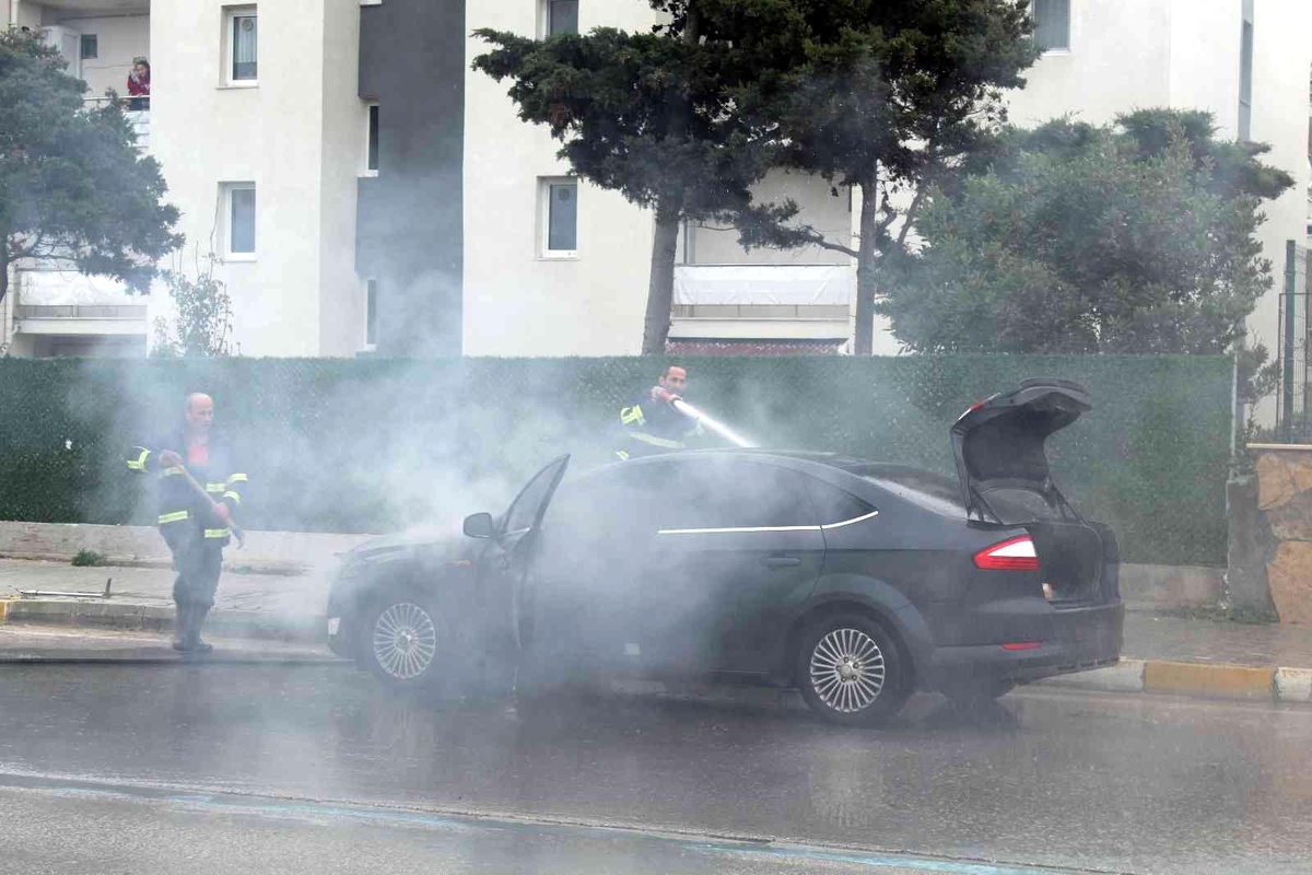 Sinop\'ta seyir halindeki otomobilden dumanlar yükseldi
