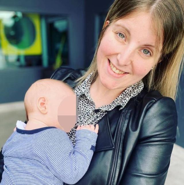 Soyunma odasının kapısını açan kadın gördüklerinden sonra polise koştu