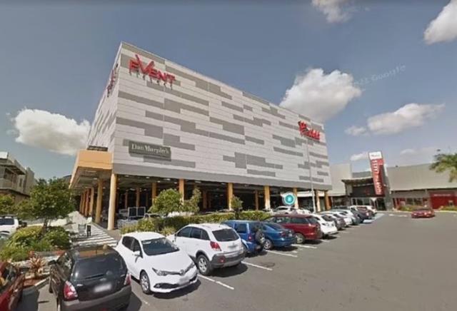 Soyunma odasının kapısını açan kadın gördüklerinden sonra polise koştu