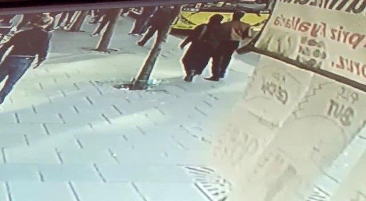 Sultanbeyli\'de İETT otobüsüne sandalyeli saldırı: Camları patlattı