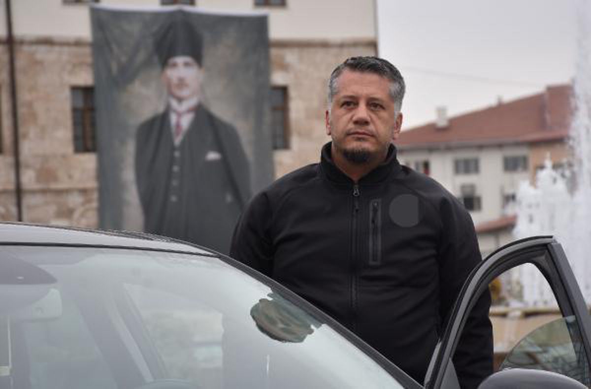Tek bacağı üzerinde saygı duruşuna geçti