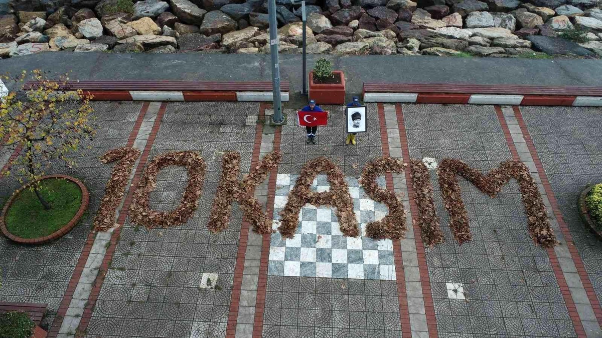 Temizlik işçileri sonbahar yapraklarından 10 Kasım yazdı