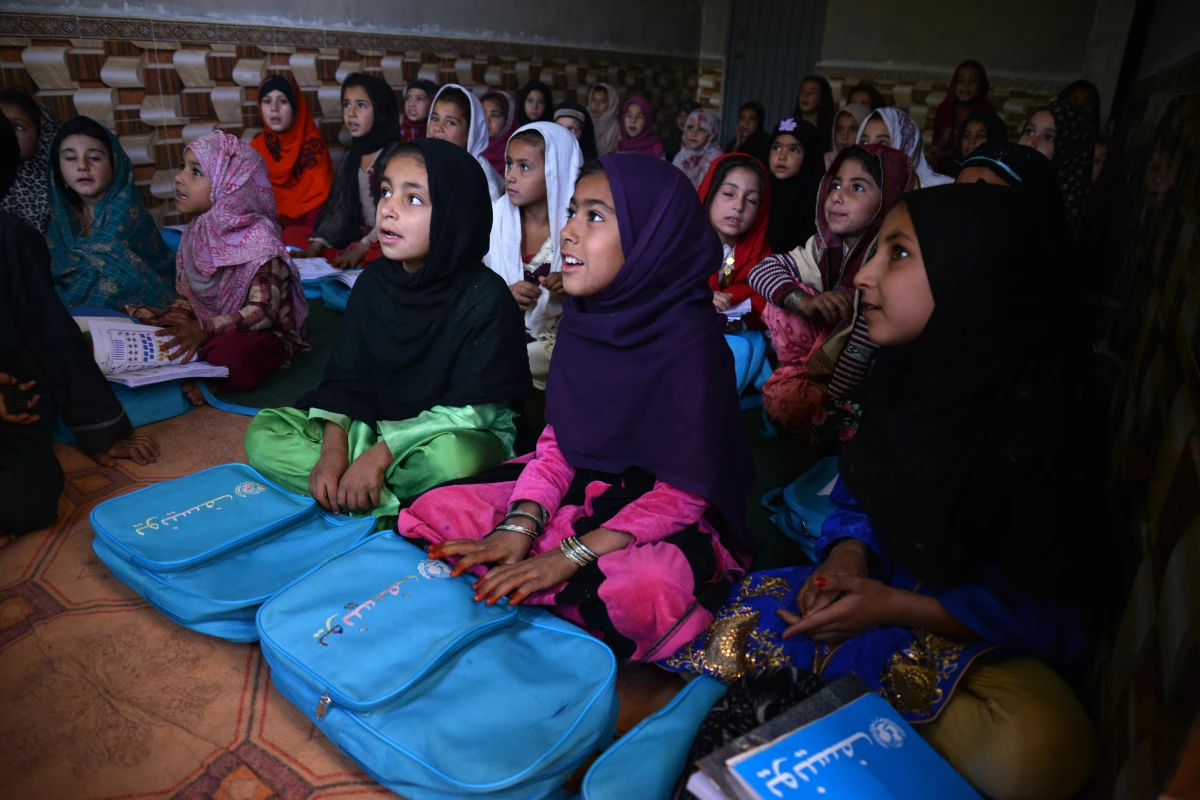 Unıcef, Afganistan\'da Çocuklara Okuma-Yazma Öğretiyor