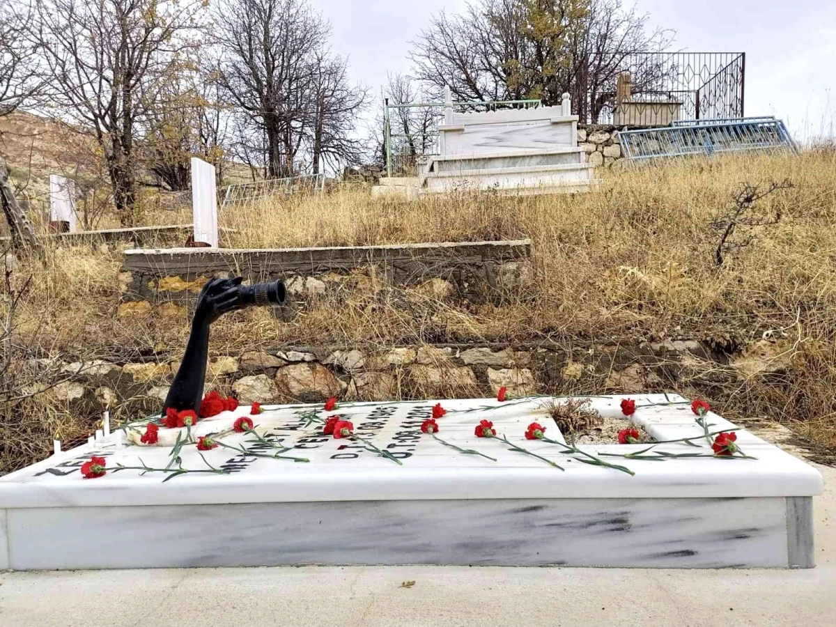 Van depreminde hayatını kaybeden Gazeteci Emir, mezarı başında anıldı