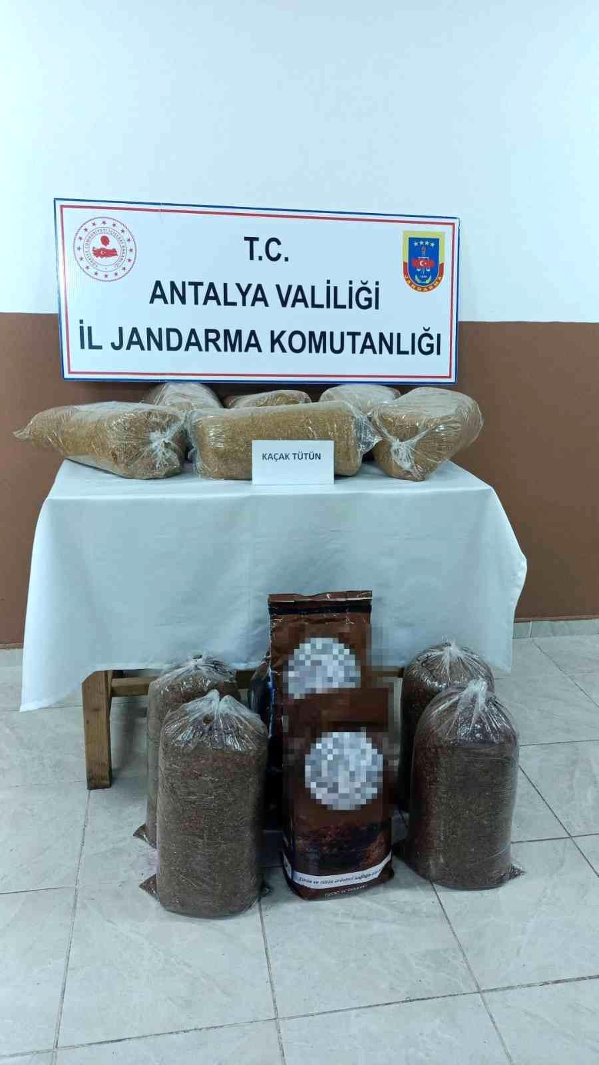 Yolcu otobüsünde taşınan 60 kilo kaçak tütün \'Zarif\'e takıldı