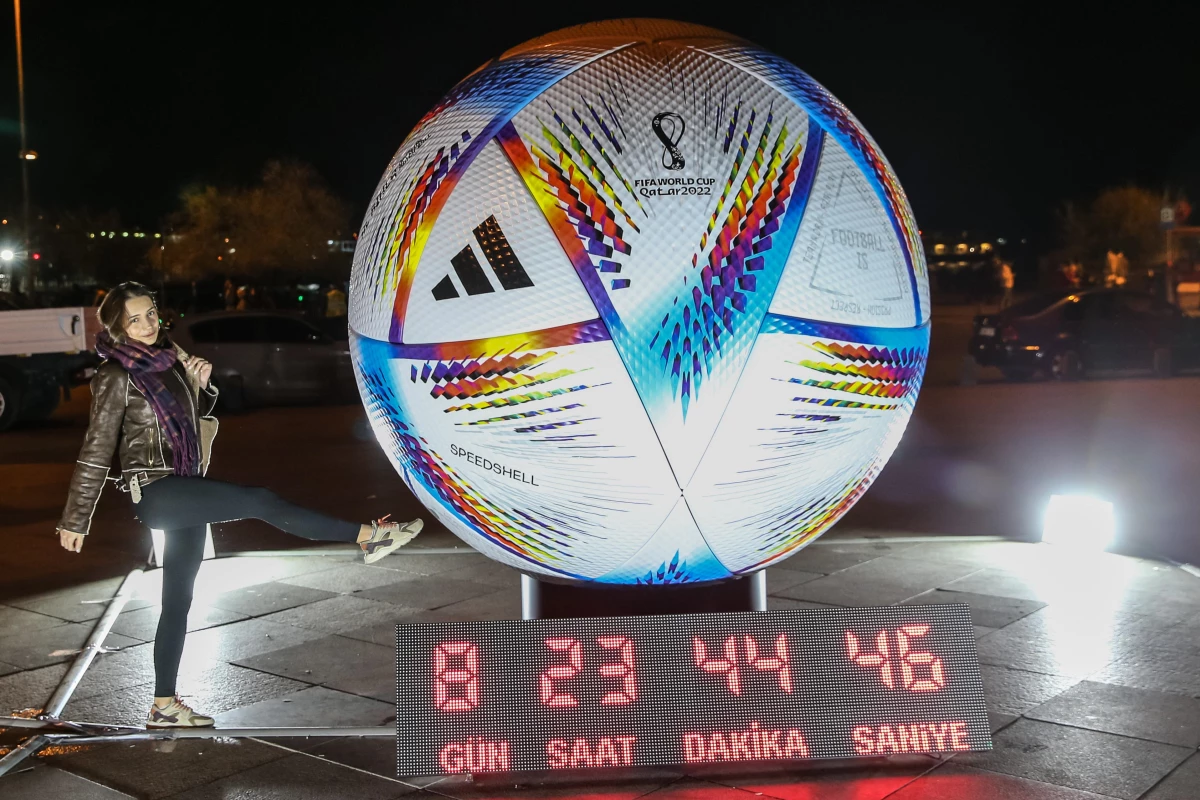 2022 Dünya Kupası\'nın resmi topunun dev versiyonu Beşiktaş\'ta sergileniyor