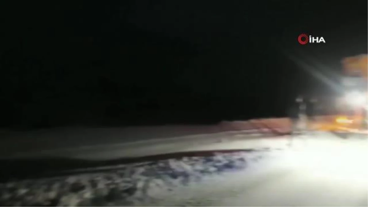 3 bin rakımlı Karabet Geçidi\'nde kar yağışı