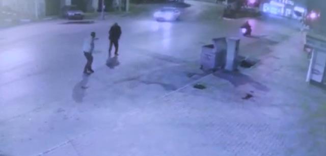 Aile kavgası kanlı bitti! Yeğeninin kocasına yol ortasında kurşun yağdırdı Aile kavgası kanlı bitti! Yeğeninin kocasına yol ortasında kurşun yağdırdı