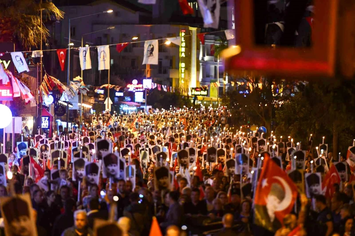 Antalya\'da geceyi meşaleler aydınlattı