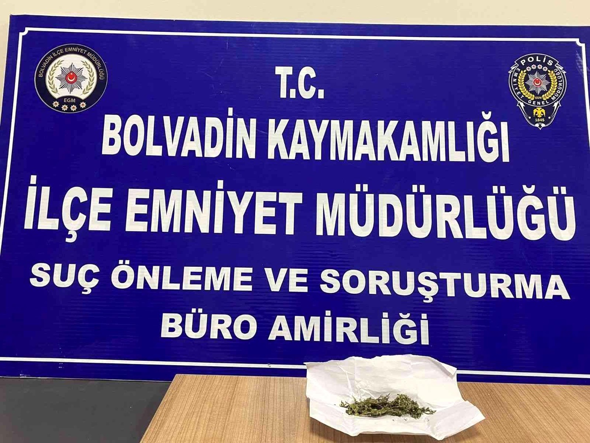 Banka önünde bekleyen şahısta esrar ele geçirildi