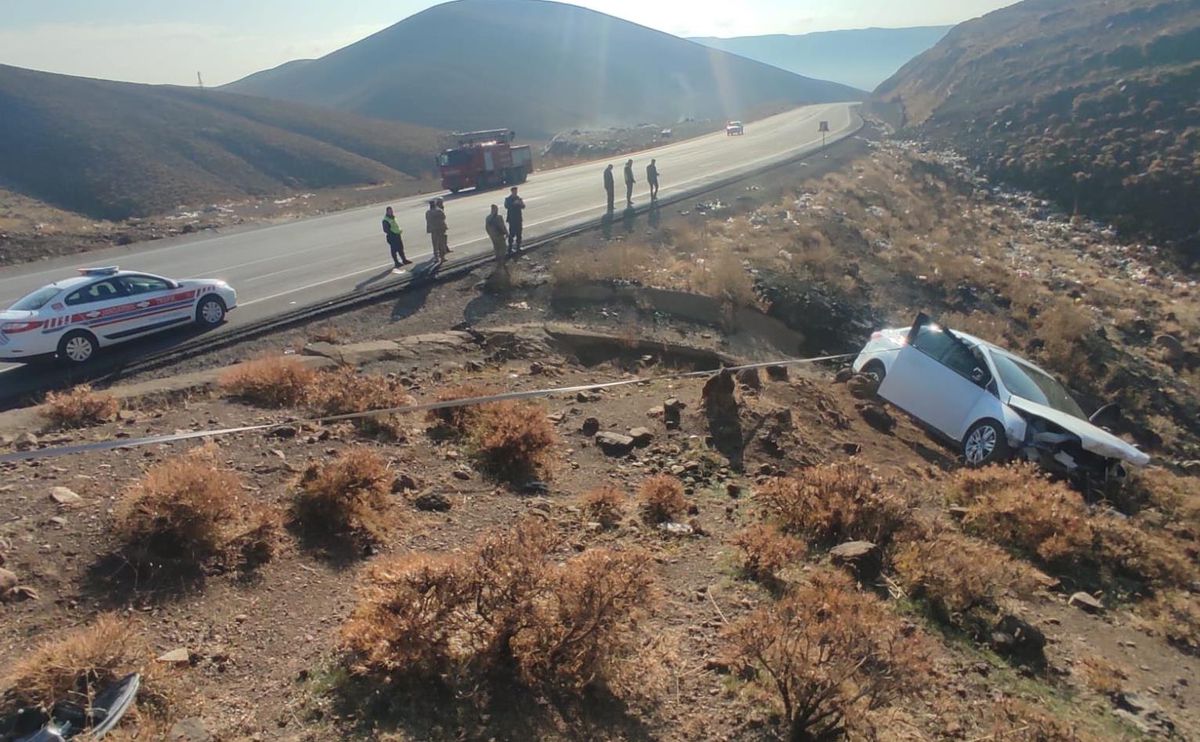 Bingöl\'de şarampole devrilen otomobildeki 4 kişi yaralandı