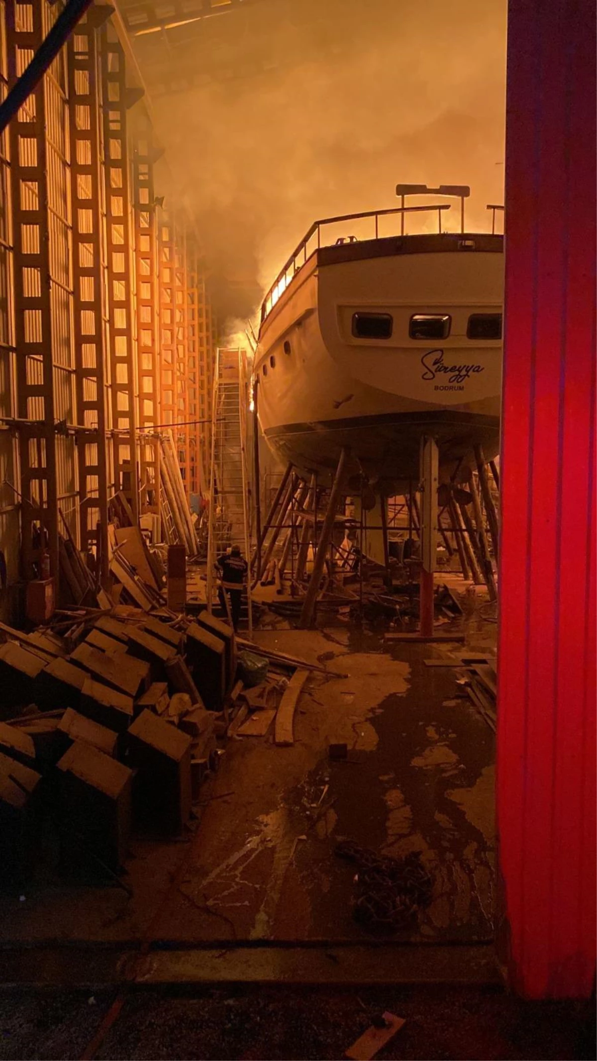 Bodrum\'da çekek alandaki ahşap teknede çıkan yangın hasara yol açtı