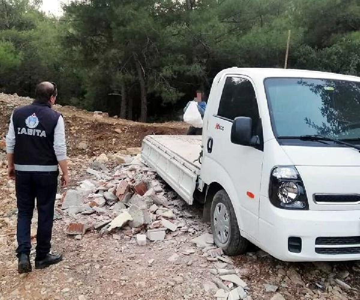 Bodrum\'da suçüstü yakalanan 2 kişiye ormana döktükleri molozlar geri toplatıldı