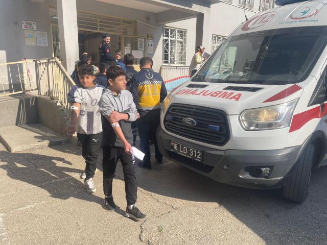 Bursa'da gıda zehirlenmesi sonucu 13 öğrenci hastanelik oldu Bursa'da gıda zehirlenmesi sonucu 13 öğrenci hastanelik oldu