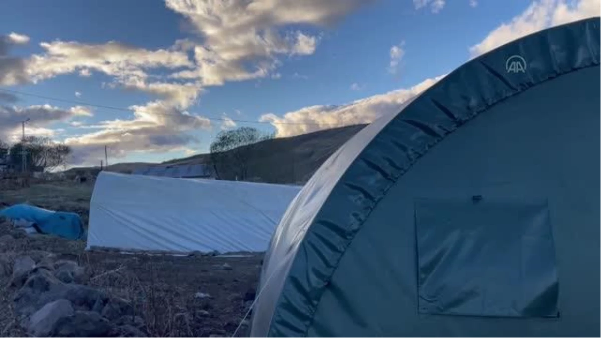 Depremzede besiciler hayvanlarını kış boyu termal çadırlarda besleyecek