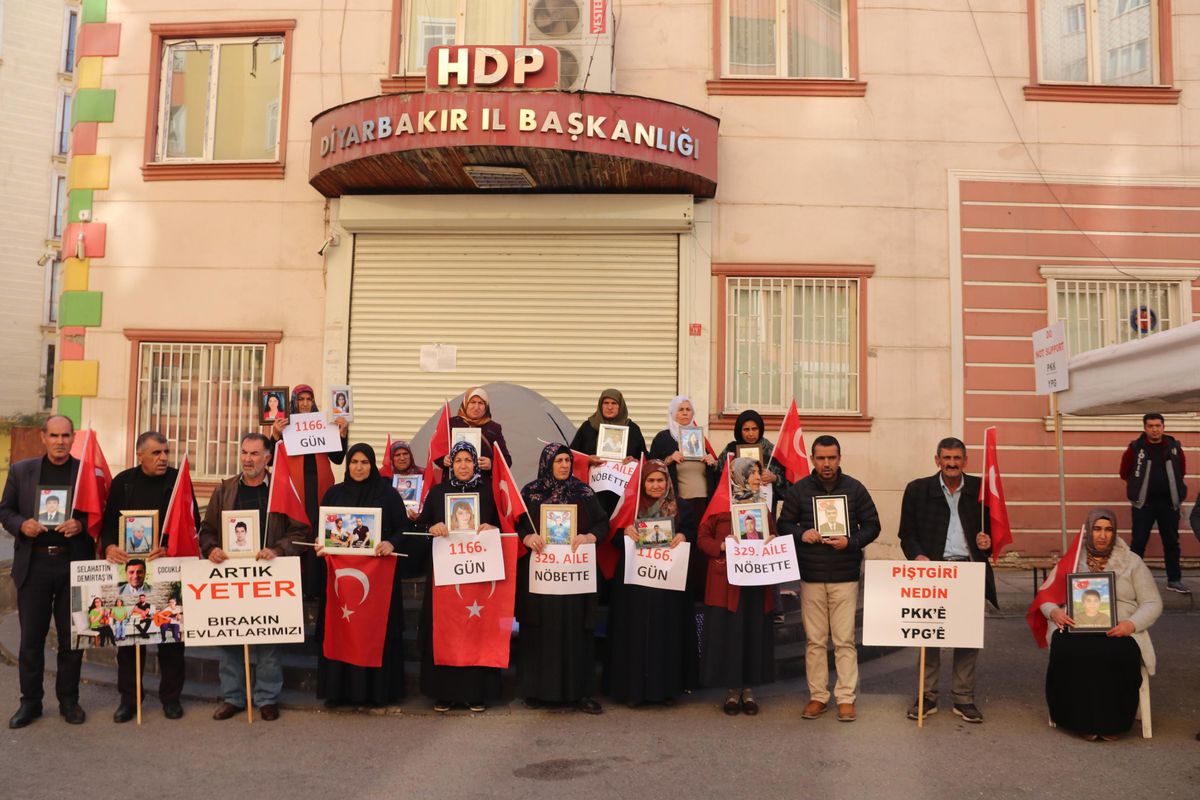 Diyarbakır annelerinin oturma eylemine bir aile daha katıldı